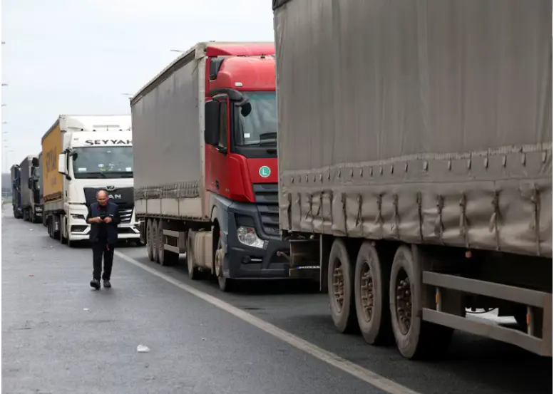 OPERATORII DE CAMIOANE DIN BALCANII DE VEST AMENINȚĂ CU O NOUĂ BLOCADĂ LA FRONTIERELE UE DIN CAUZA REGULII DE 90 DE ZILE A SPAȚIULUI SCHENGEN